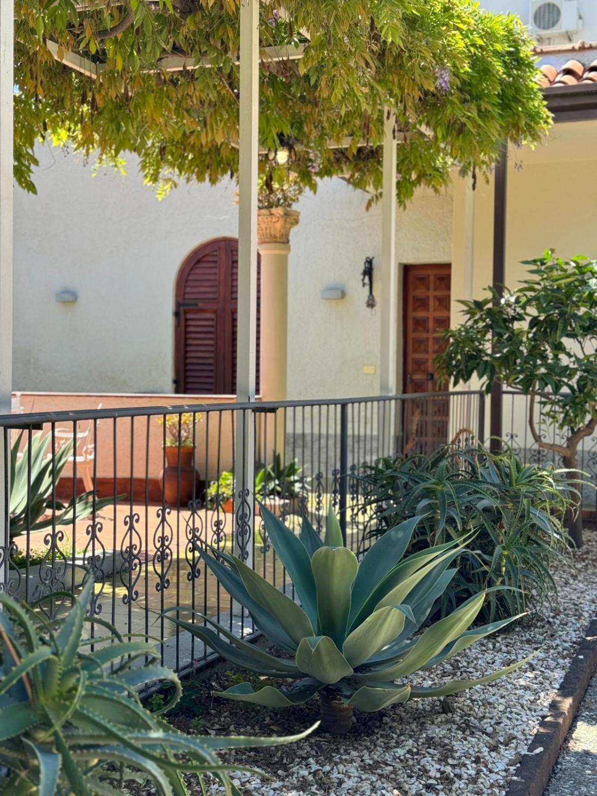Casa Vacanze Villa Angelina จีอาร์ดีนี นักซอส ภายนอก รูปภาพ